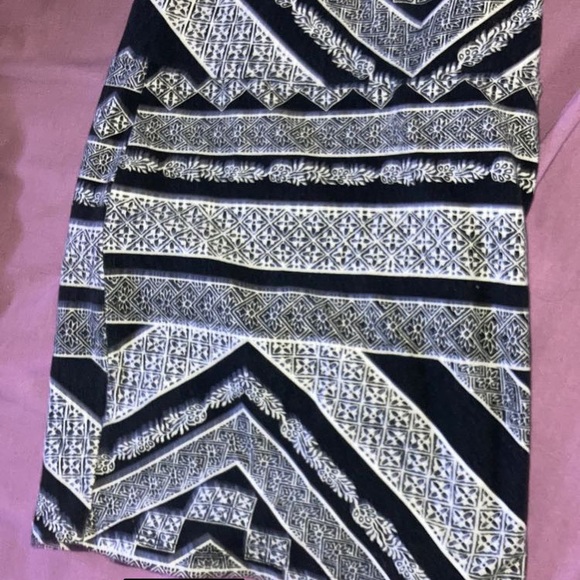 Dresses 7$, skirts 5$, robe 15$, jean jacket 30$, hoodie 15$, jackets 7$ - Picture 7 of 14